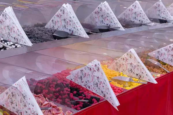 Süßwarenstand mit Boxen zum selbst zusammenstellen von Süßigkeitentüten