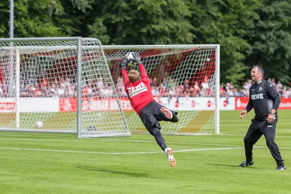 Sven Müller holt sich den Ball mit einer Parade