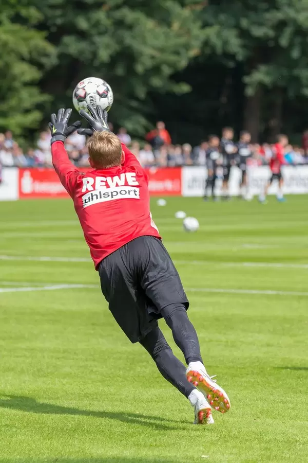 Sven Müller wehrt den Ball ab