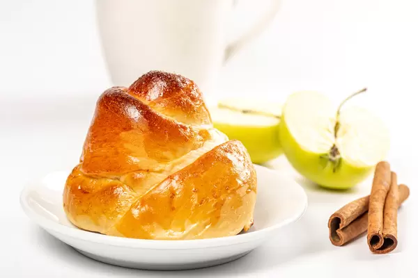 Sweet buns with cinnamon and apple