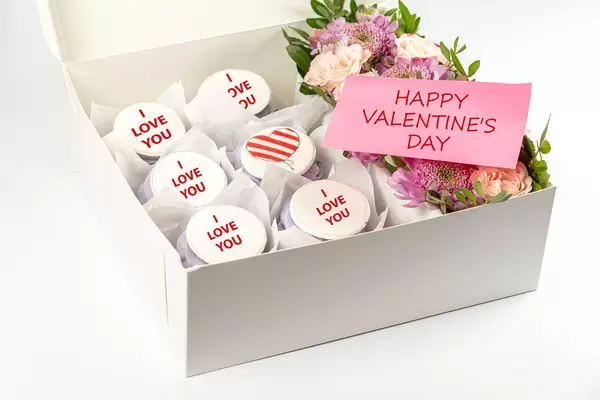 Sweet cupcakes with flowers in box, valentine's day concept