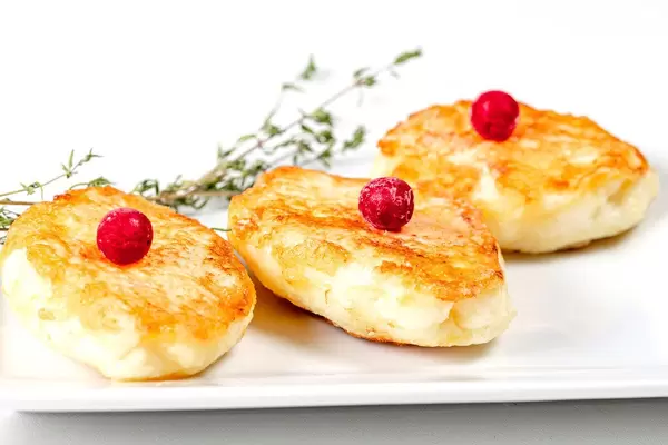 Sweet dessert with cottage cheese and semolina (Flip 2020)