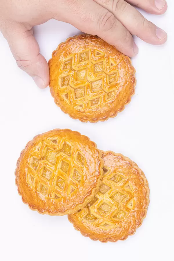 Sweet Fruit pie cookies in the hand