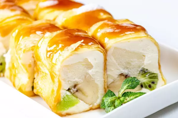 Sweet rolls with cheese, fruit and mint leaves (Flip 2020)