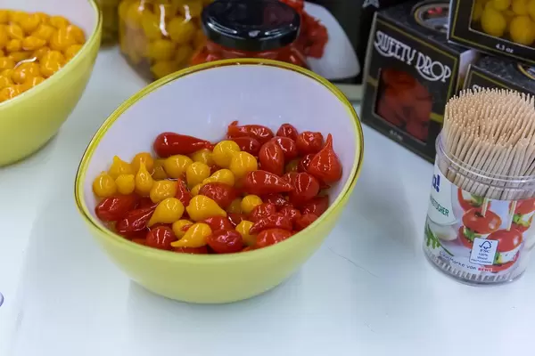 Sweety Drop: yellow and red tear-shaped miniature peppers from the Peruvian Amazon