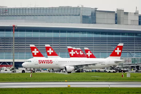 Swiss A321 Flugzeug taxiert im Flughafen Zürich