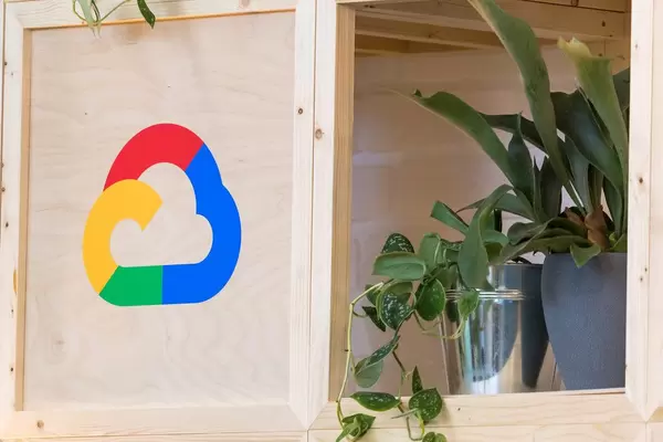 Symbol der Google Cloud Platform auf Holz gedruckt