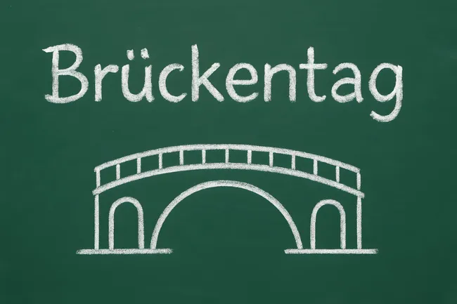 Symbolbild Brückentag - Kreidezeichnung auf der Tafel