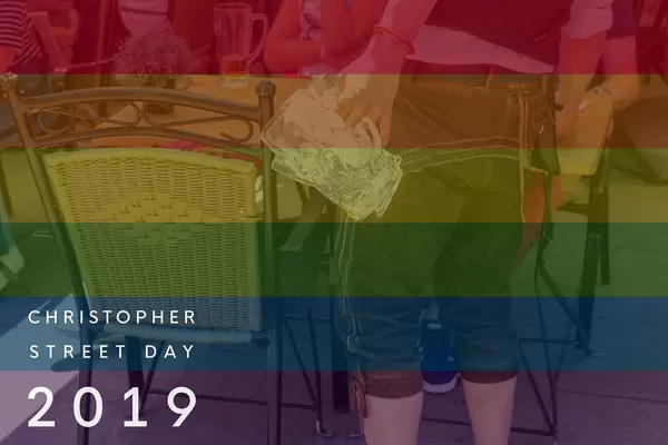 Symbolbild mit Maßkrug und Mann in Lederhose, hinter Regenbogenfarben und dem Bildtitel "Christopher Street Day 2019"