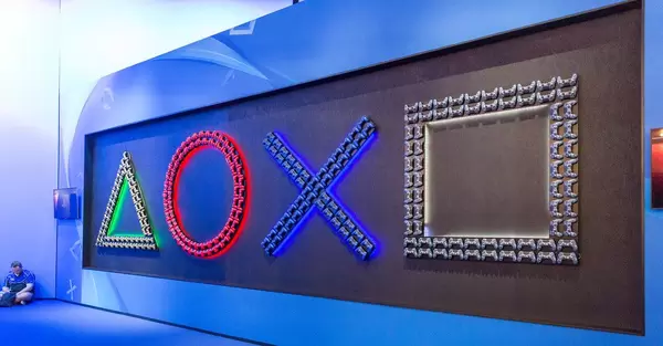 Symbole der Playstation-Knöpfe als beleuchteter Schriftzug auf der Videospielmesse Gamescom