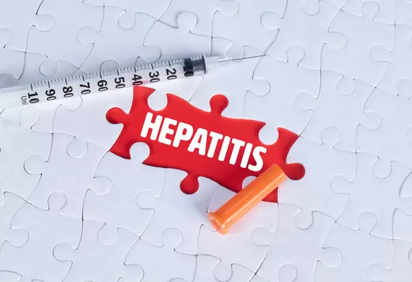 Syringe and missing puzzle pieces with a Hepatitis text