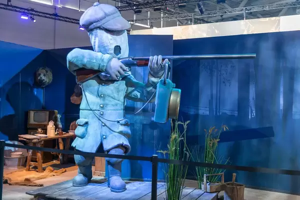 Szenebild mit Videospielcharakter aus dem Jump-'n'-Run-Adventure Little Nightmares II