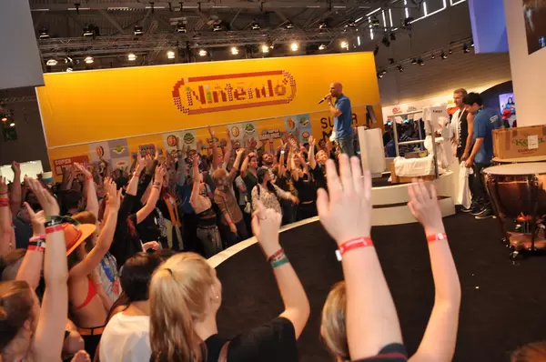 T-Shirt-Verlosung auf dem WB-Stand vor Nintendo