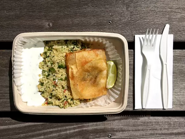 Tabouleh mit Honig-Ziegenkäse im Brik-Teig und Raita