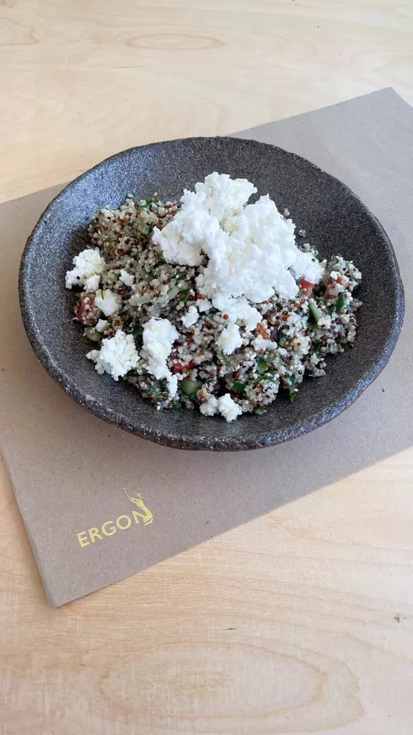 Tabouleh mit Quinoa: veganes Gericht im schwarzen Teller