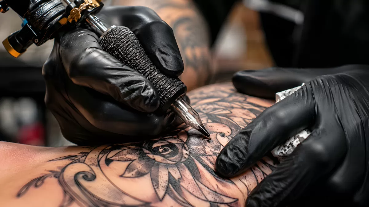 Tätowierer arbeitet an einem Blackwork-Tattoo