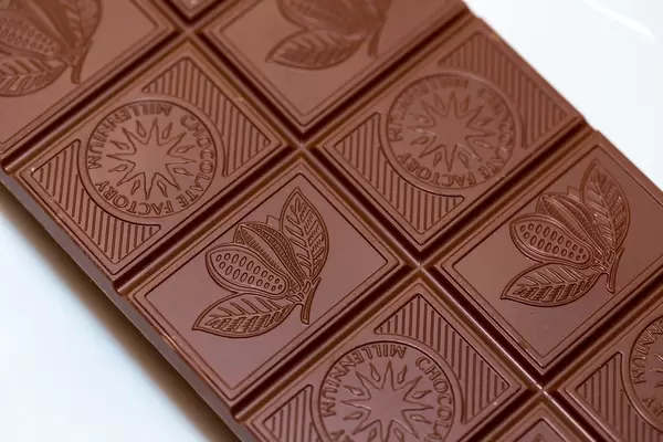 Tafel Milchschokolade mit hübsch geprägten Schokoladenstücken