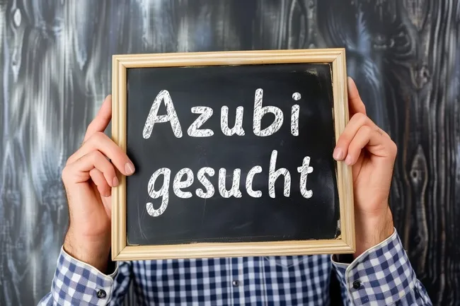 Tafel mit Aufschrift 'Azubi gesucht'