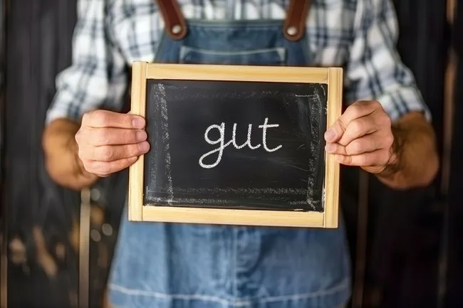 Tafel mit Aufschrift 'Gut' in Händen