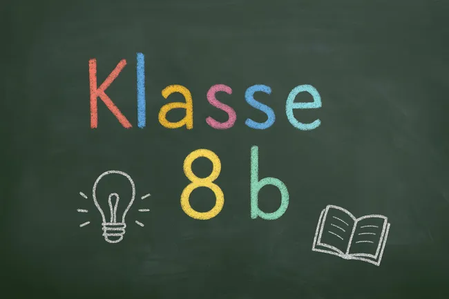 Tafel mit Aufschrift 'Klasse 8b' und Symbolen