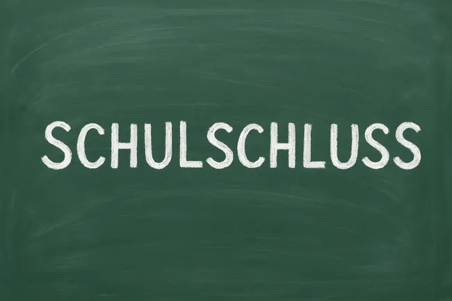 Tafel mit Aufschrift 'Schulschluss' - Ankündigung der Schulferien