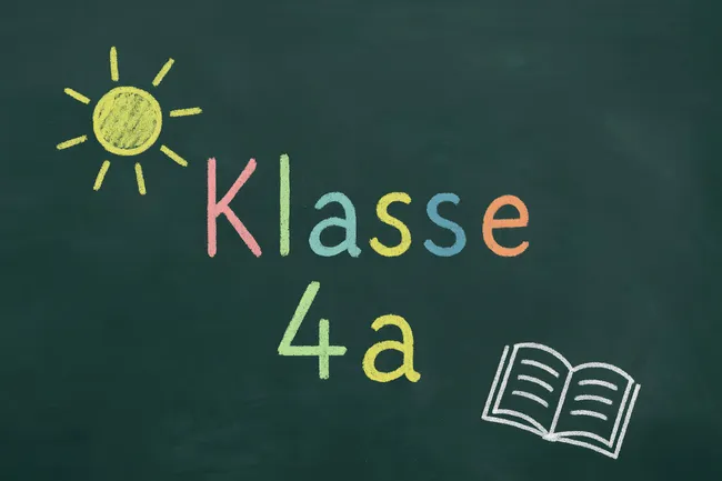 Tafel mit Klasse 4a Aufschrift und Schulsymbolen