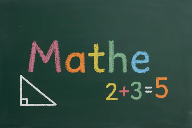 Tafel mit Matheaufgabe und Dreieck Geometrie Symbole