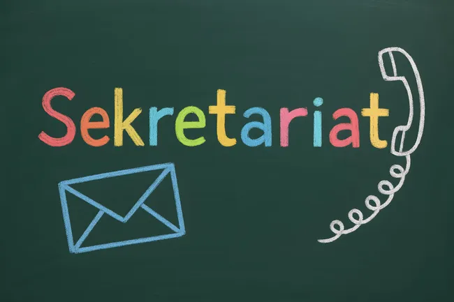 Tafel mit Sekretariat-Konzept und Telefonhörer