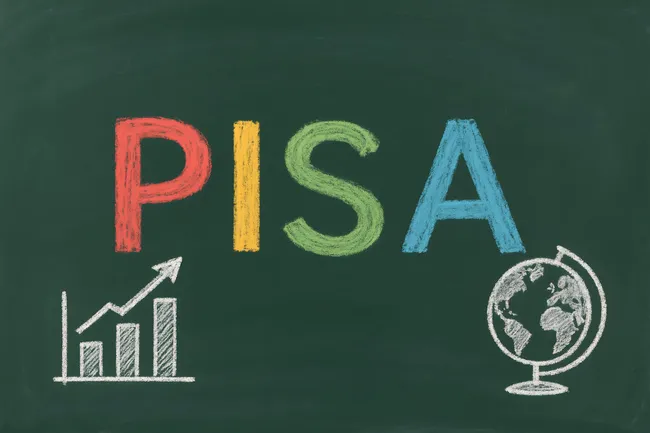 Tafel mit Symbolen für SEO-Erfolg und globale Reichweite