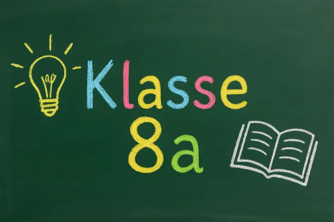 Tafelbild mit Schulklasse 8a, Glühbirne und Buch