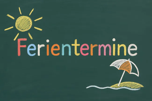 Tafelkreide-Bild mit Ferientermin-Schriftzug und Sonnenschirm-Symbol