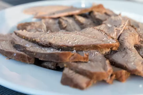 Tafelspitz vom Rind, mit crushed Eis, gehört zur typischen Wiener Küche