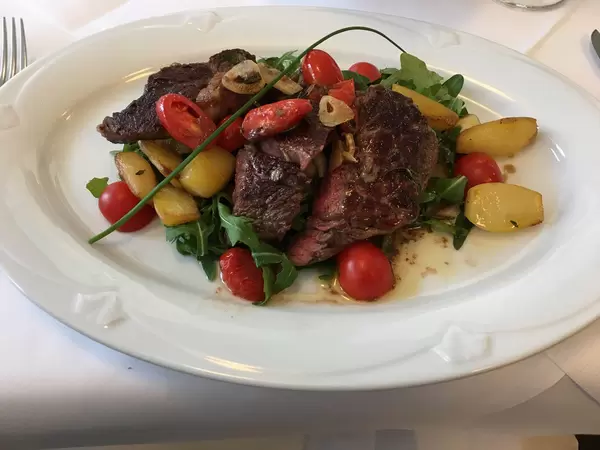 Tagliata di manzo auf Rucola