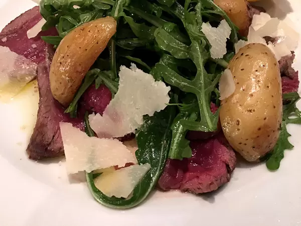Tagliata Toscana: Rind mit Ruccola und Rosmarinkartoffeln