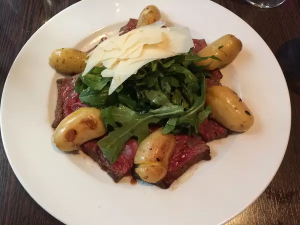Tagliata vom Rind auf Rucola