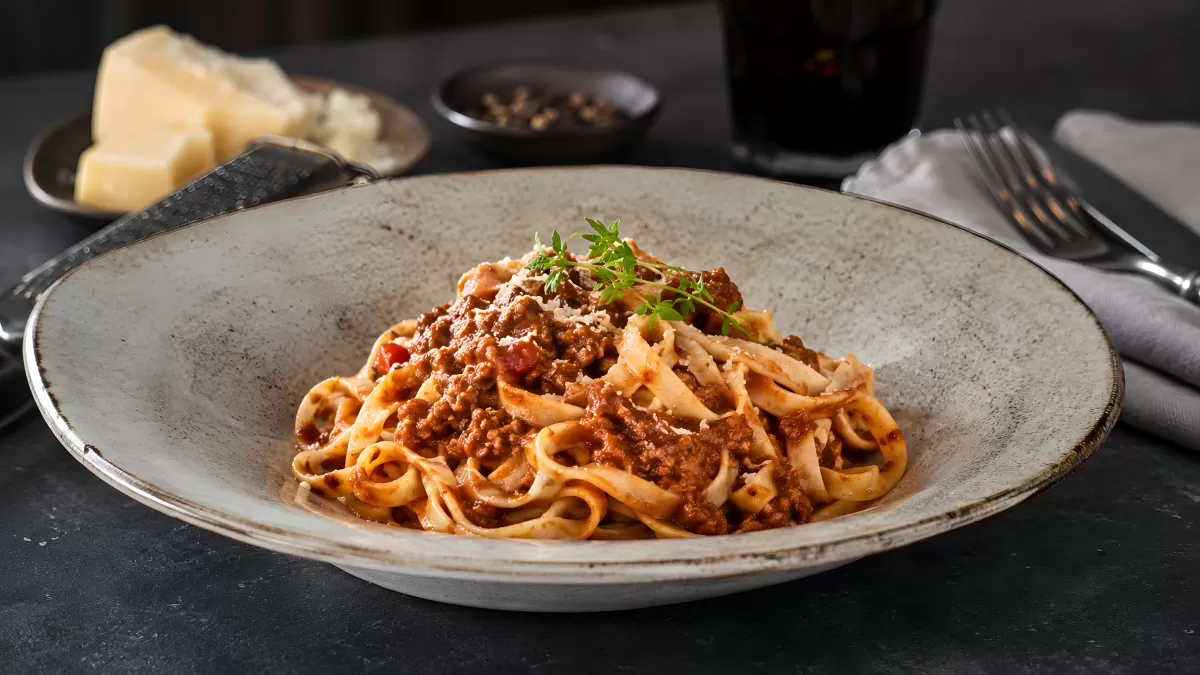 Tagliatelle Bolognese mit Parmesan in Schale