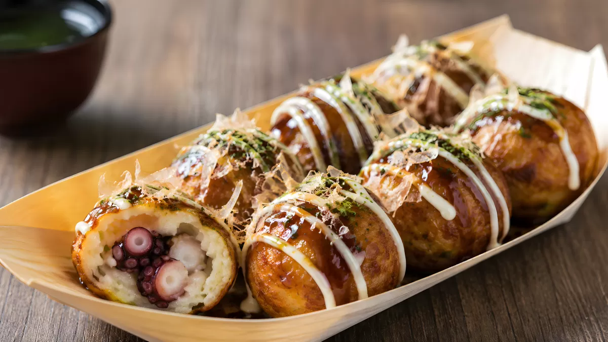Takoyaki mit Oktopus-Füllung auf Holztablett