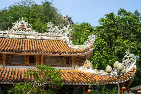Tam Thai Pagode mit vielen buddhistischen Verzierungen und Bildern der Buddha Geschichte bei den Marble Mountains in Da Nang, Vietnam