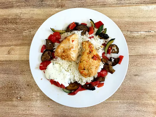 Tandoori-Chicken mit Churri, gegrillter Zucchini, Paprika und indischem Duftreis