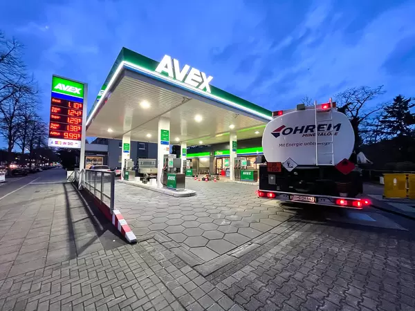 Tankwagen am frühen Morgen bei einer AVEX Tankstelle in Köln