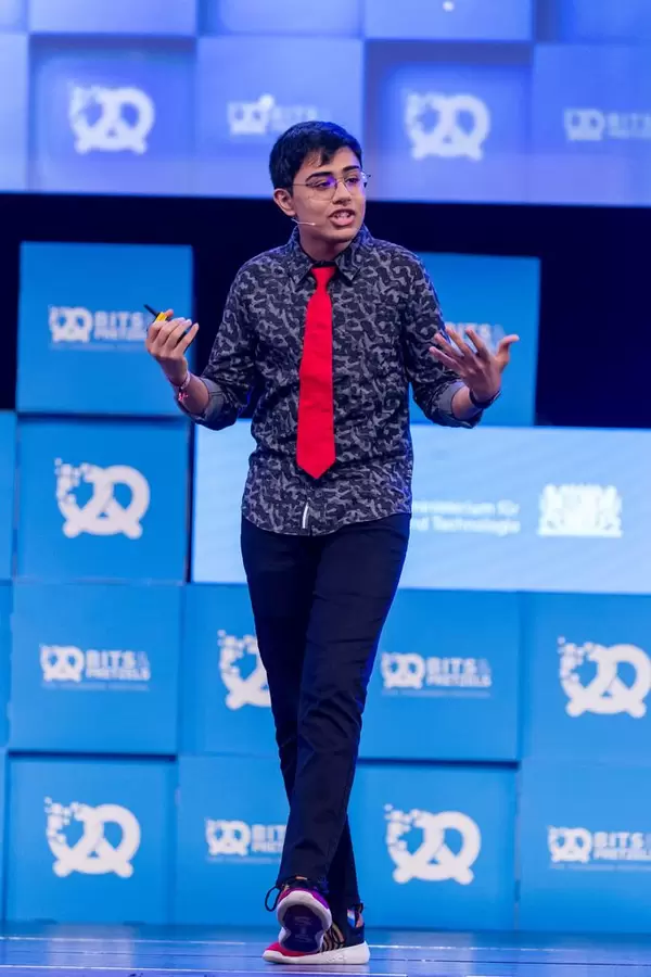 Tanmay Bakshi gestikuliert bei Rede