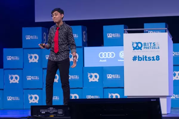 Tanmay Bakshi guckt fragend bei Rede