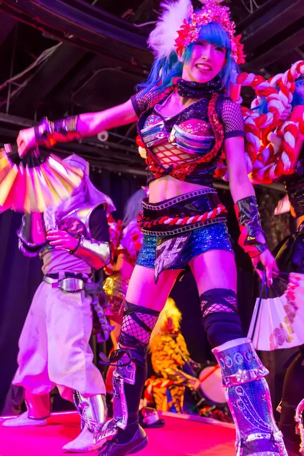 Tänzerin im Robot Restaurant