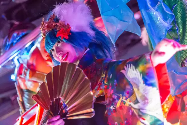 Tänzerin mit Fächer