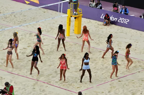 Tänzerinnen während Beachvolleyball-Finale