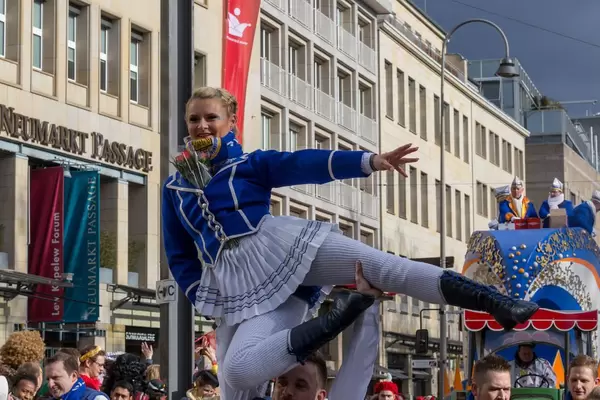 Tanzkorps des Vereins Große Braunsfelder beim Rosenmontagszug - Kölner Karneval 2018