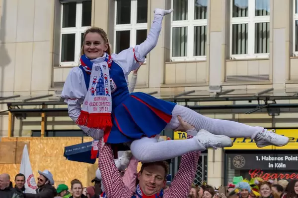 Tanzkorps des Vereins KG Original Kölsche Domputzer beim Rosenmontagszug - Kölner Karneval 2018