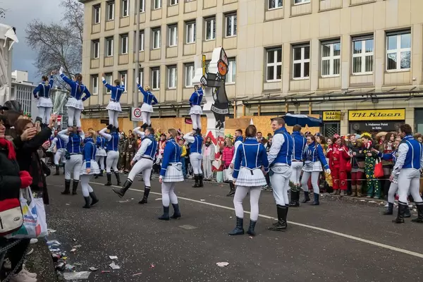 Tanzkorps von Große Braunsfelder beim Rosenmontagszug - Kölner Karneval 2018