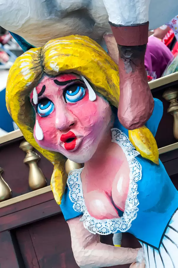 Tanzmariechen stemmt Offizier