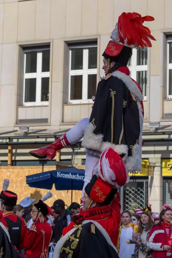 Tanztruppe des Kölner Husaren-Korps von 1972 beim Rosenmontagszug - Kölner Karneval 2018
